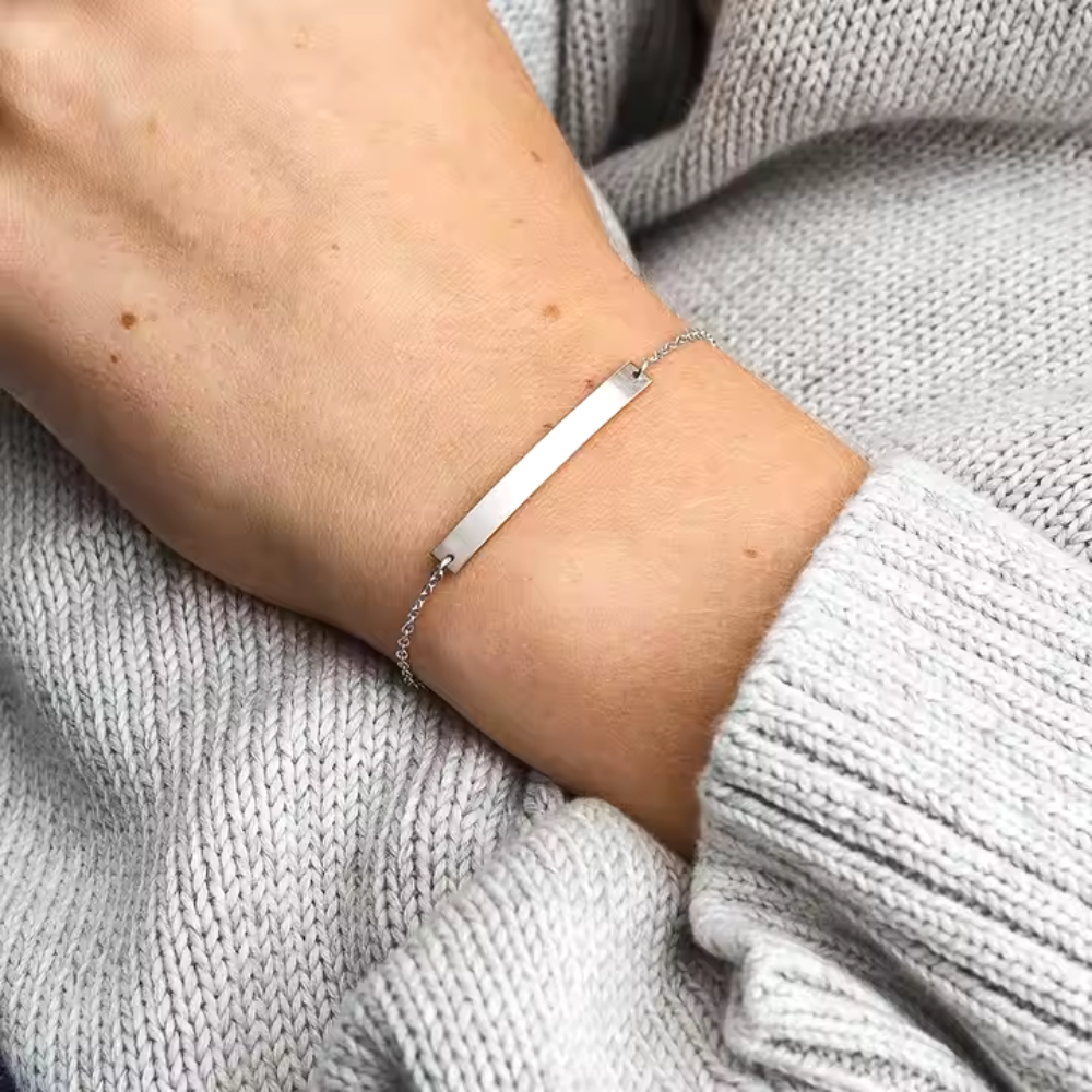 Bar armbånd med vedhæng tag på håndled.